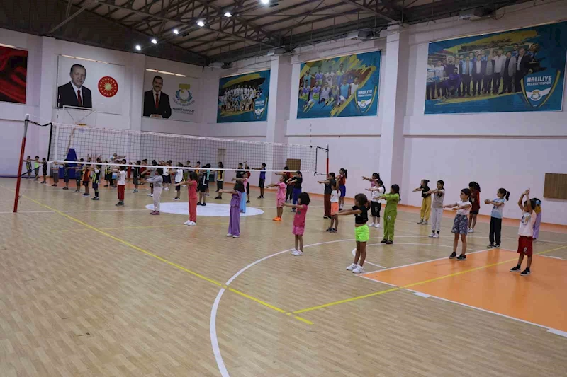 Haliliye’de çocuklar yaz tatilinde basketbol öğreniyor

