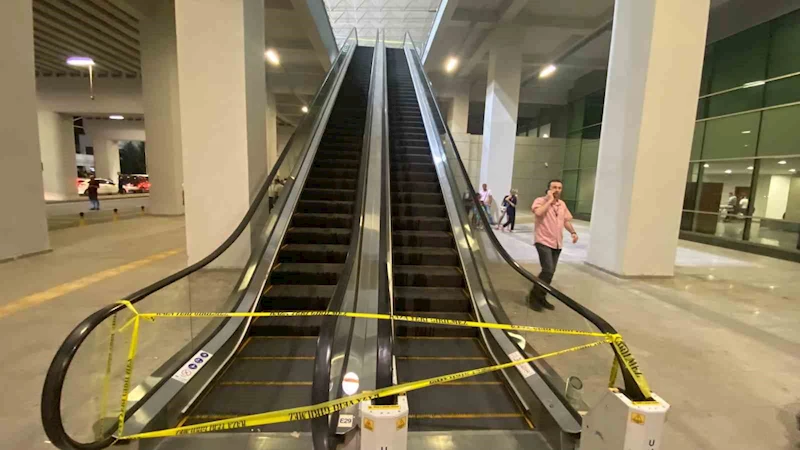 Havalimanında yürüyen merdiven durdu, vatandaşlar birbirinin üstüne düştü: 4 yaralı

