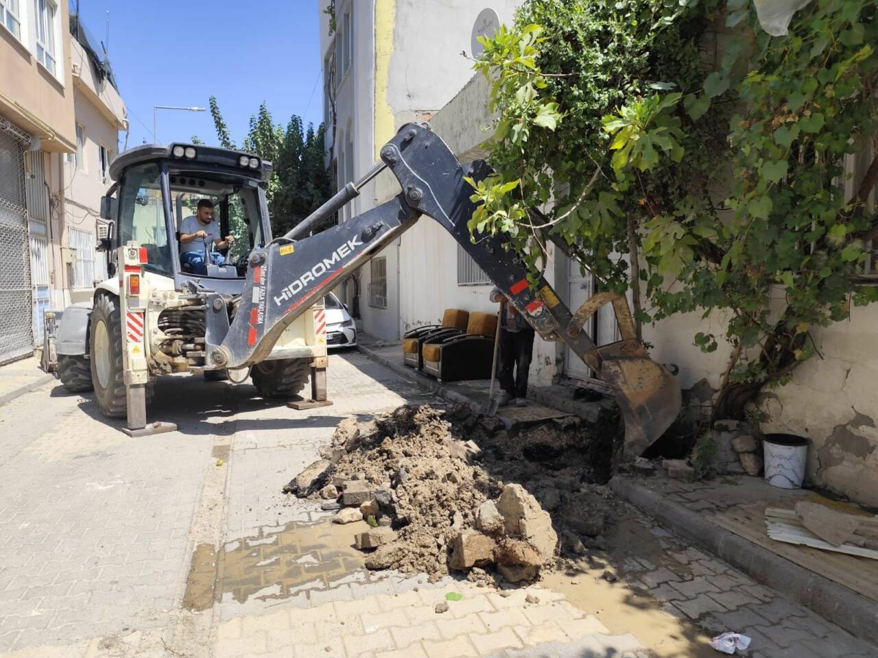 Sıratut Mahallesinde Pazar mesaisi: Belediye ekipleri patlayan lağım borusu sorununu anında çözdü!