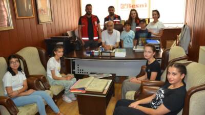 Depremzede ve Besni Sosyal Hizmetler Müdürlüğü Çocuk Hakları Komitesi üyeleri,