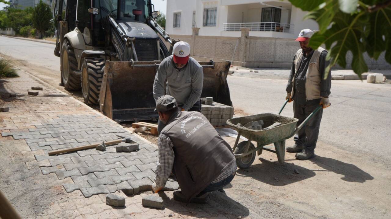 Adıyaman’da kaldırım düzenleme çalışmaları tüm hızıyla devam ediyor