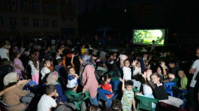 Adıyaman Belediyesi, farklı mahallelerde sürdürdüğü açık hava sineması etkinliği bu