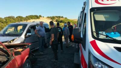 Besni’de, otomobil ile hafif ticari aracın çarpışması sonucu meydana gelen