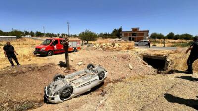 Adıyaman’da sürücüsünün direksiyon hakimiyetini kaybettiği otomobilin dere yatağına yuvarlanması sonucu