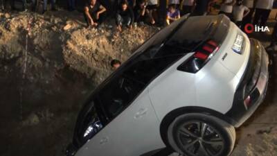 Adıyaman’da, kontrolden çıkan bir otomobil, park halinde bir başka otomobile