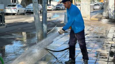 Adıyaman Belediyesi, kent genelinde temizlik çalışmalarına hız kesmeden devam ediyor.