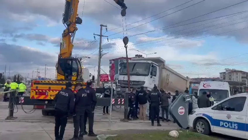 Adıyaman'da, hafriyat kamyonunun altına