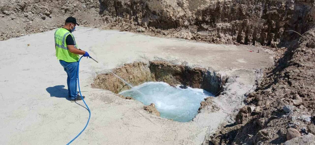 ADIYAMAN BELEDİYESİ PARK VE BAHÇELER MÜDÜRLÜĞÜ EKİPLERİ, OLUŞMASI MUHTEMEL LARVALARA