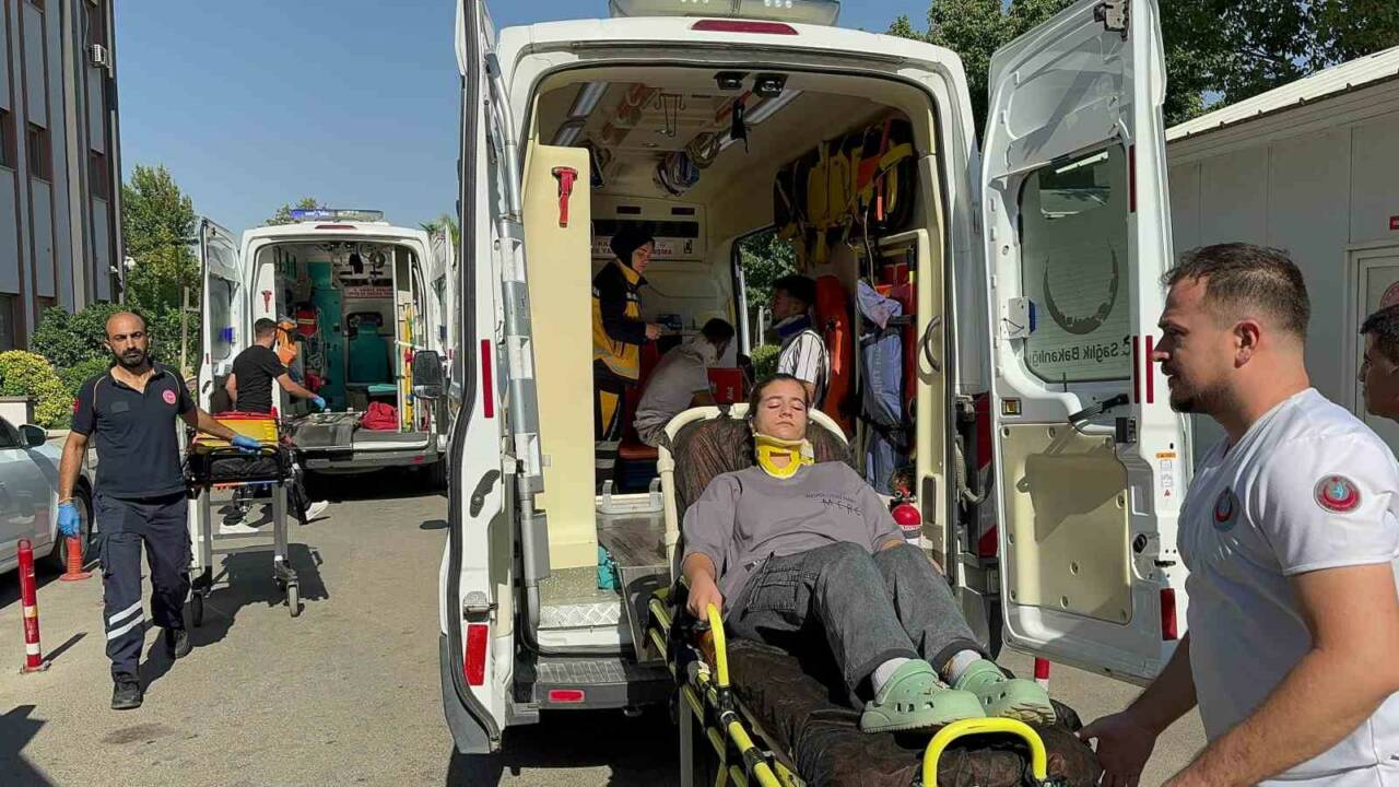 Adıyaman’ın Sincik ilçesinde tekstil işçilerini taşıyan iki servis minibüsü çarpıştı.