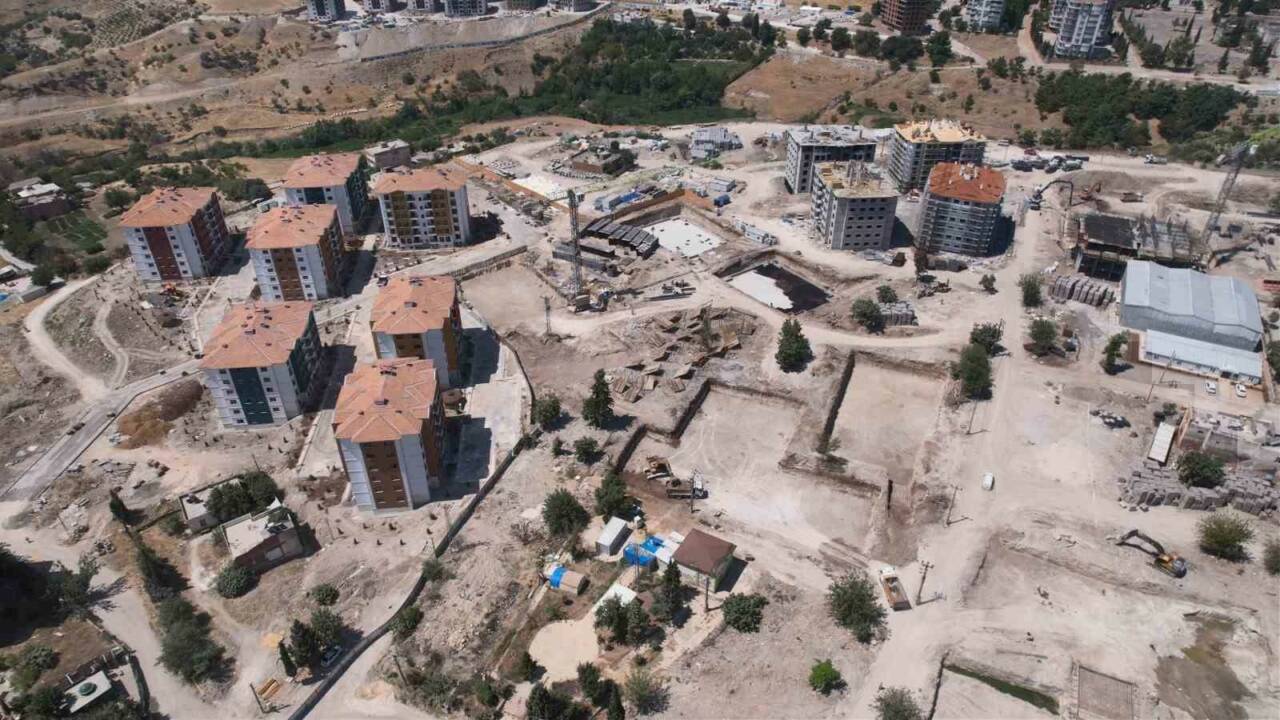 Depremin ağır hasara neden olduğu Adıyaman’da afet konutları tüm hızıyla