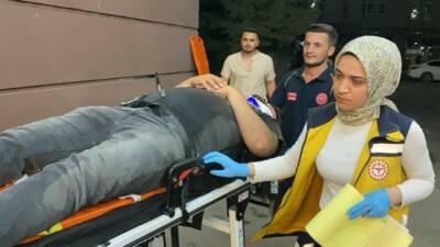 ADIYAMAN’DA, ANİDEN YOLA FIRLAYAN BAŞIBOŞ SOKAK KÖPEĞİNE ÇARPMAMAK İÇİN MOTOSİKLETİ