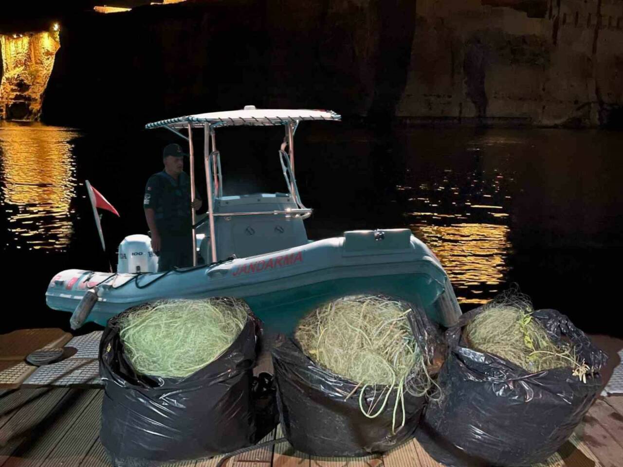 GAZİANTEP'TE AV YASAĞINA UYMAYARAK BALIK AVLAYAN ŞÜPHELİ JANDARMA EKİPLERİNCE YAKALANDI.