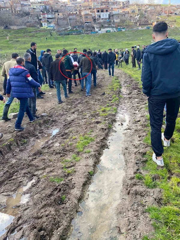 Balık tutarken nehre düşen