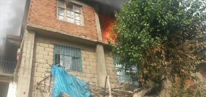 Besni´de iki katlı müstakil evin üst katında çıkan yangında eşyalar