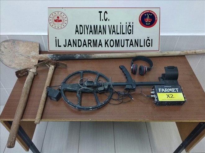 Besni´de kaçak kazı Operasyonu: 2 gözaltı Besni´de jandarma tarafından yapılan operasyonda izinsiz kazı yapanlara yönelik operasyonda,