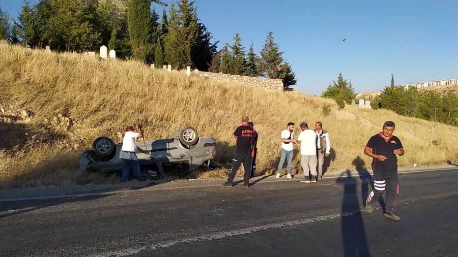 Besni'de otomobilin şarampole devrilmesi