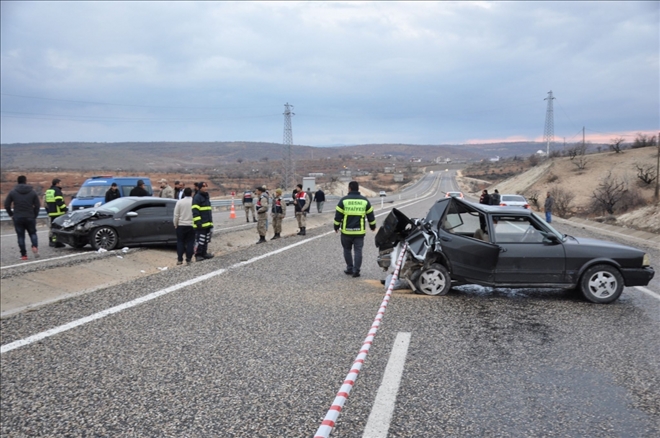 Besni´de otomobiller çarpıştı: 7 yaralı Besni´de iki otomobilin çarpışması sonucu meydana gelen trafik kazasında 7