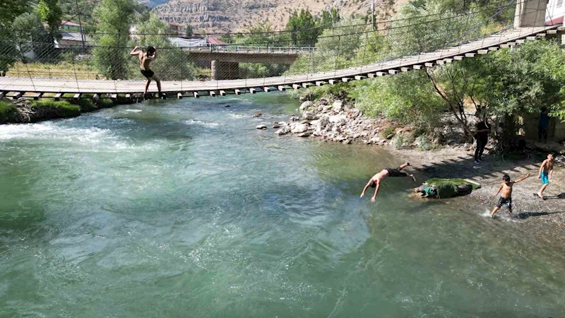 Beytüşşebap’ta çocuklar, kar sularıyla