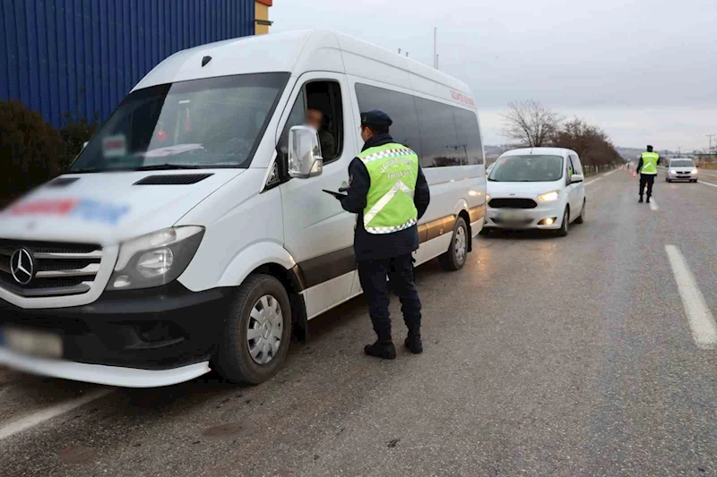 Çakar lamba yasağına uymayan