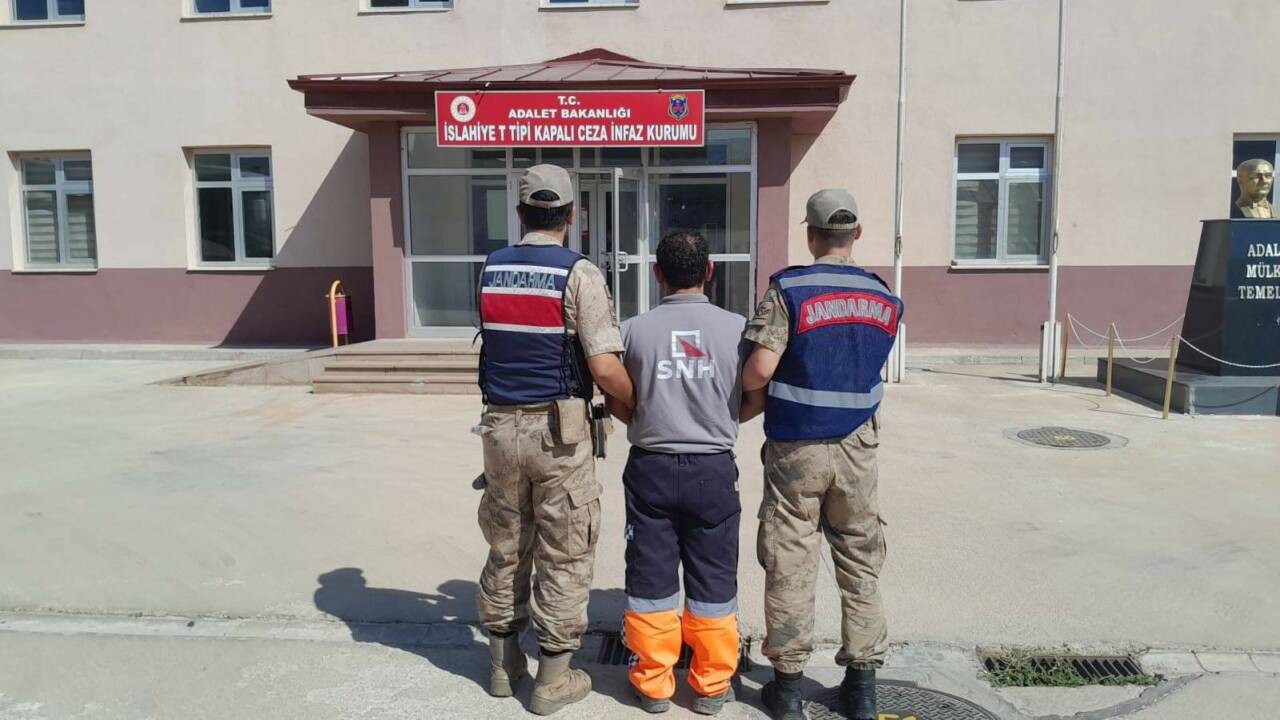 Gaziantep İl Jandarma Komutanlığı ekipleri, çalıştığı dükkandan 10 adet çelik