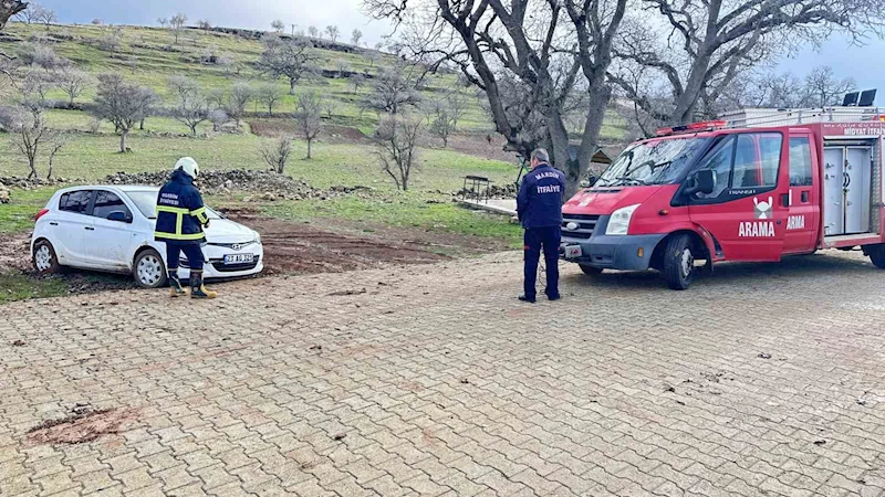 Midyat’ta çamura saplanan aracı