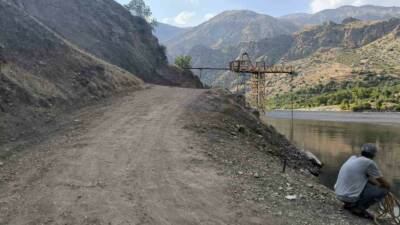 DİYARBAKIR’IN ÇÜNGÜŞ İLÇESİNDE VATANDAŞLAR, BOZUK OLAN KÖY YOLUNUN YAPILMASINI BEKLİYOR.