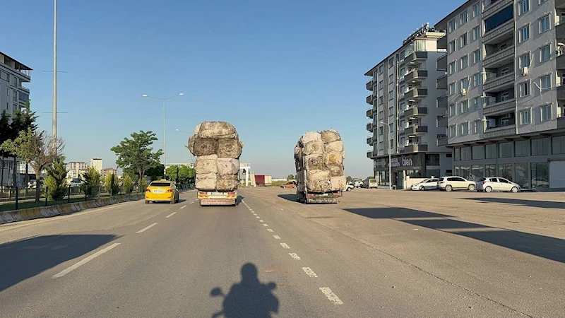 Çuval yüklü kamyonetlerin tehlikeli