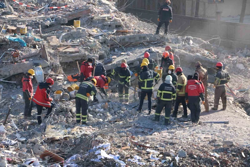 Depremde 100 kişinin hayatını