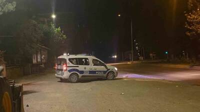 ADIYAMAN’DA BİR DEPREMZEDEYE AİT DEPODA BULUNAN EV EŞYALARI KİMLİĞİ BELİRSİZ