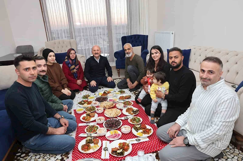 Depremzedeler iftarlarını yeni yuvalarında