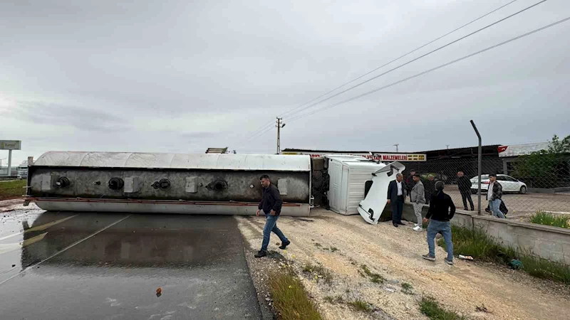 Devrilen tanker yolu trafiğe