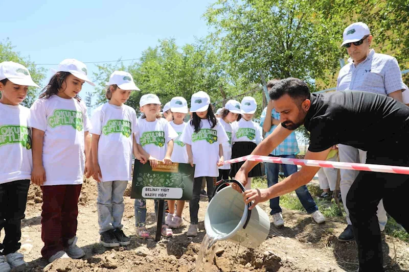 Diyarbakır’da fidanlar miniklerin eliyle