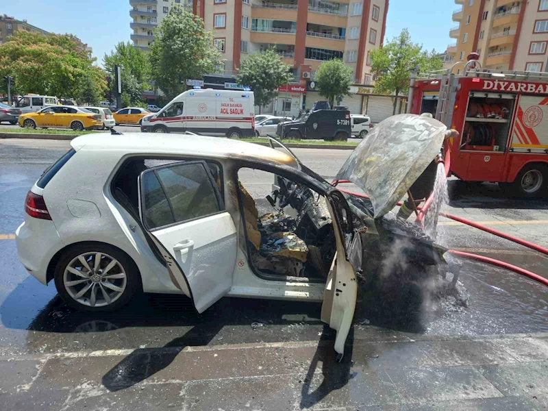 Diyarbakır’da park halindeki otomobil