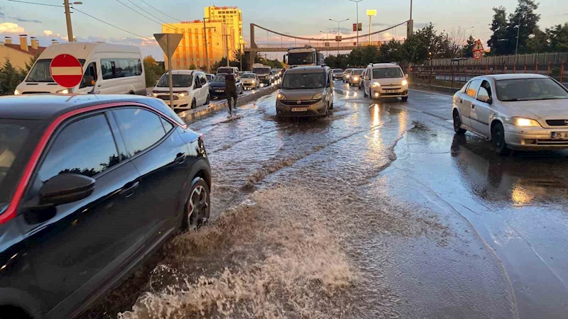 Diyarbakır’da sağanak yağış rögar