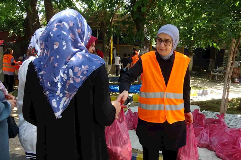 Diyarbakır’da yüzlerce aileye kurban