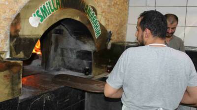 HAVA SICAKLIĞININ 40 DERECENİN ÜZERİNE ÇIKTIĞI SİİRT'TE FIRINCILAR, ATEŞ BAŞINDA