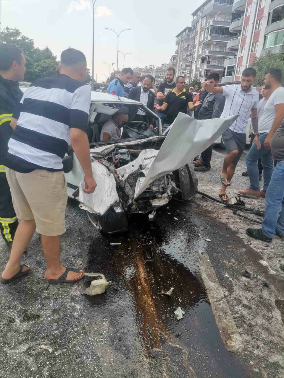 2 araç kafa kafaya çarpıştı: 3 yaralı