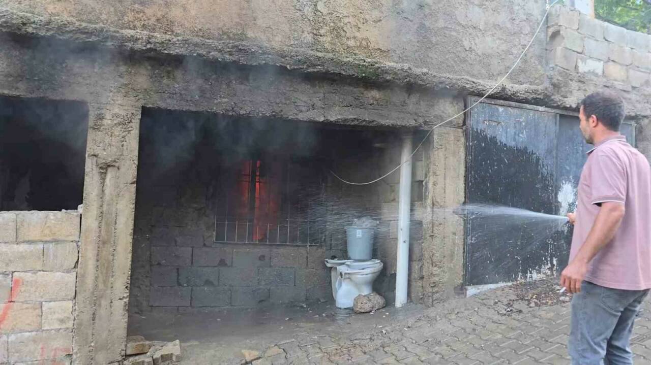 GAZİANTEP’İN İSLAHİYE İLÇESİNDE BOŞ BİR EVDE YANGIN ÇIKTI. İLK MÜDAHALEYİ