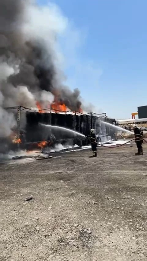 Gaziantep’te lastik yüklü tır