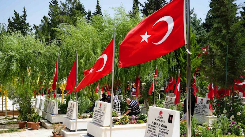 Gaziantep’teki mezarlıklar ve şehitliklerde