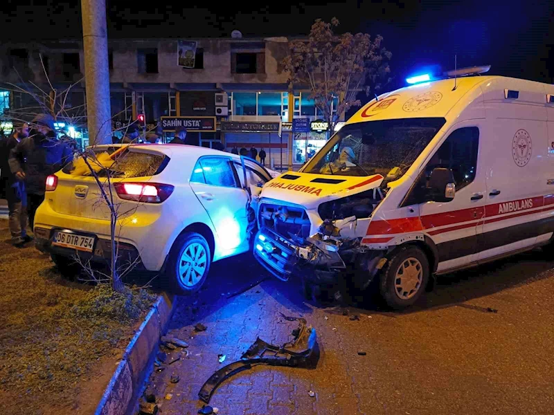 Gelin arabası ambulansla çarpıştı