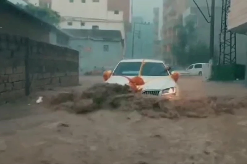 Gelin arabası sel sularının