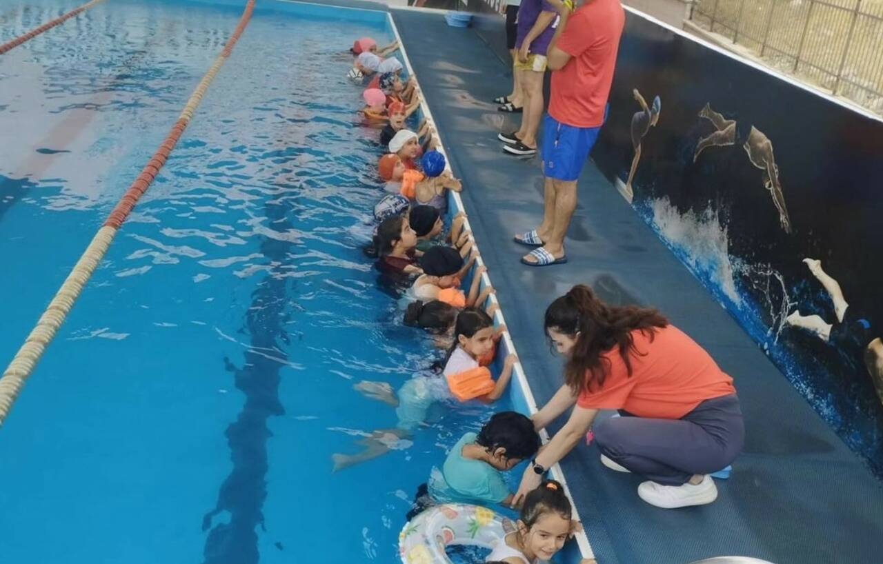 Adıyaman’ın Gerger ilçesindeki çocuklar, açılan kurslarda yüzmeyi öğreniyor.