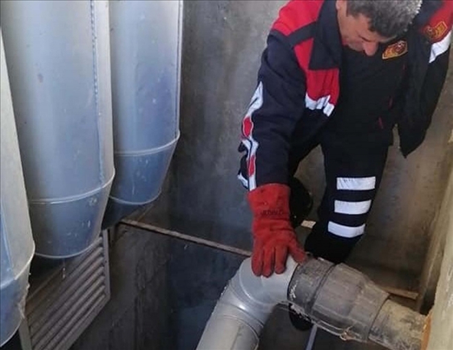 Havalandırma boşluğuna düşen kediyi itfaiye kurtardı Besni Devlet Hastanesinde havalandırma boşluğuna düşen kedi, itfaiye ekipleri tarafından