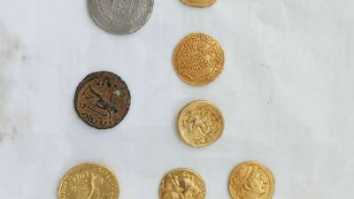 GAZİANTEP'TE HAVALİMANINDA BİR YOLCU ÜZERİNDE YAPILAN ARAMADA 8 ADET TARİHİ