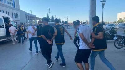 Adıyaman'da birçok evde hırsızlık yaptığı iddia edilen 7 kişi, şafak