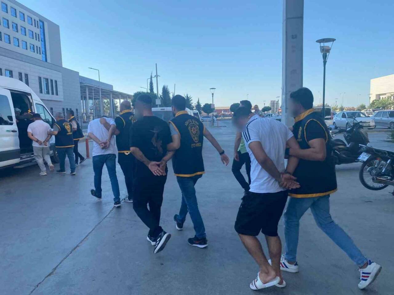 Adıyaman'da birçok evde hırsızlık yaptığı iddia edilen 7 kişi, şafak