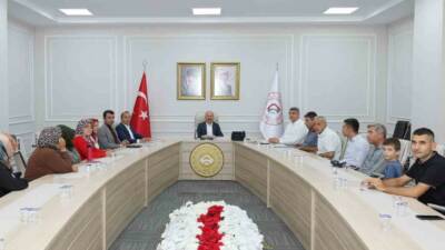 Adıyaman Valisi Osman Varol, kendi durumlarına uygun iş arayan vatandaşlarla