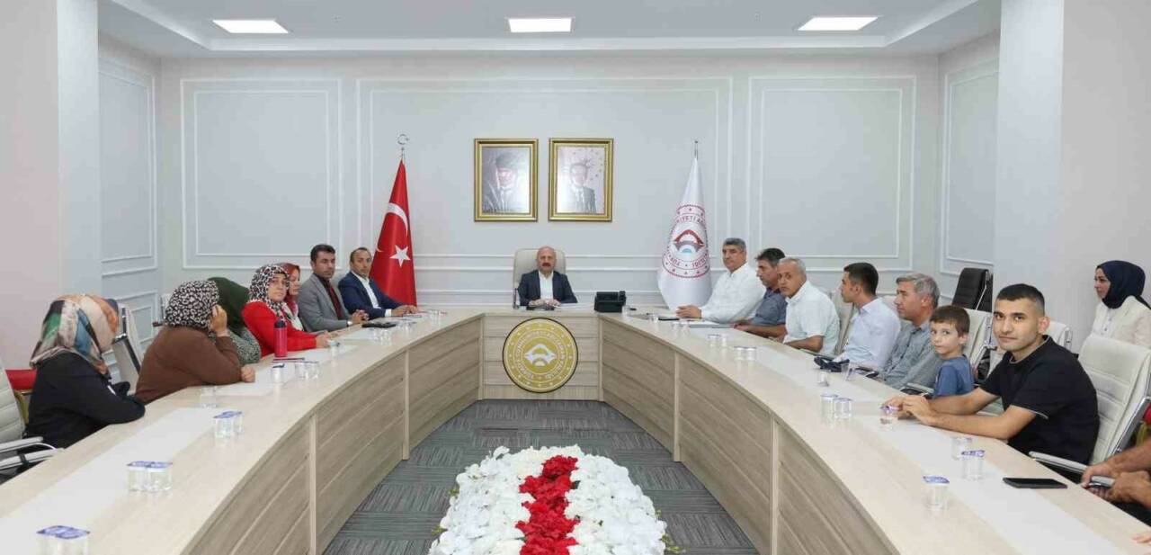 Adıyaman Valisi Osman Varol, kendi durumlarına uygun iş arayan vatandaşlarla