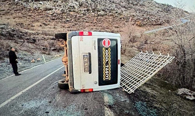 İşçileri taşıyan minibüs devrildi: